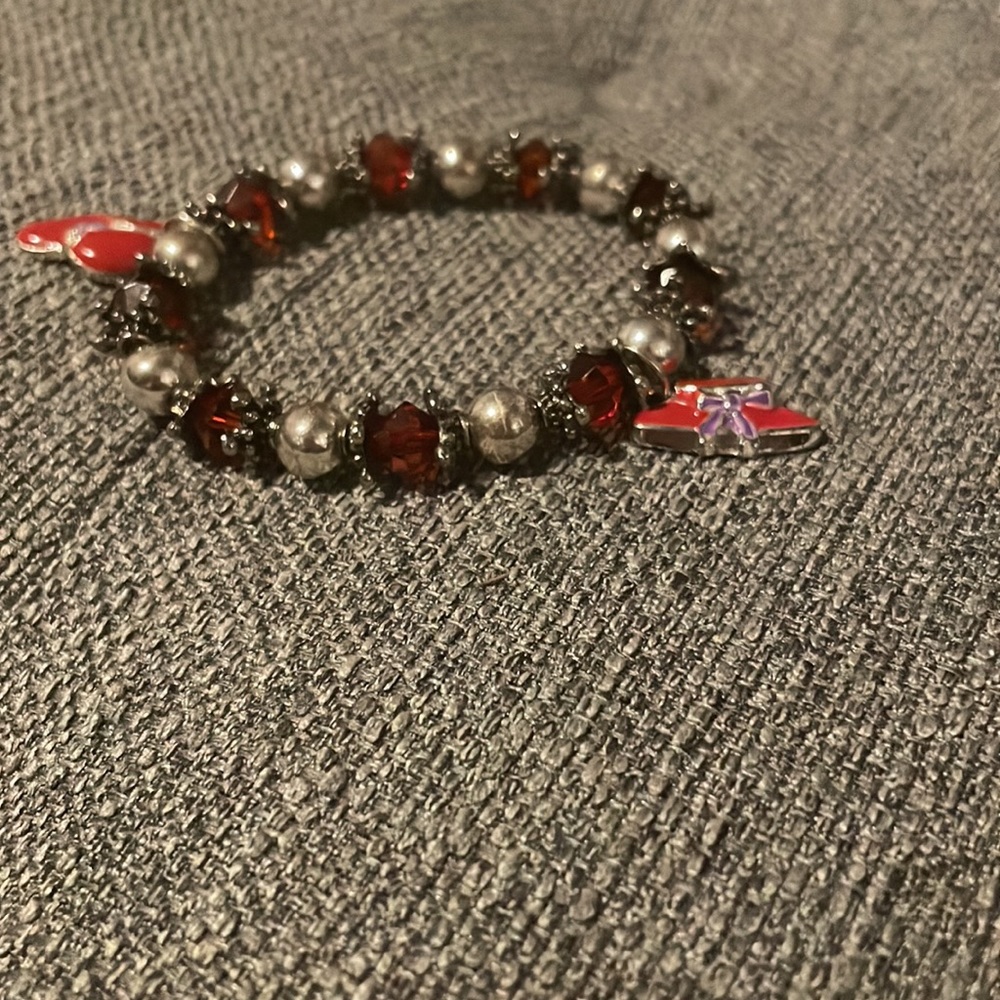 𝓑𝓮𝓪𝓾𝓽𝓲𝓯𝓾𝓵 𝓡𝓮𝓭 𝓐𝓷𝓭 𝓢𝓲𝓵𝓿𝓮𝓻 𝓦𝓸𝓶𝓪𝓷 𝓑𝓻𝓪𝓬𝓮𝓵𝓮𝓽✨🤍❤️ - Picture 4 of 12